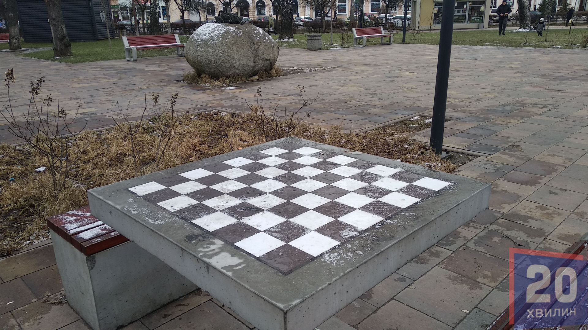 Шаховий столик також чудово підходить як барна стійка. Залишки недопалків та сміття містян не турбують