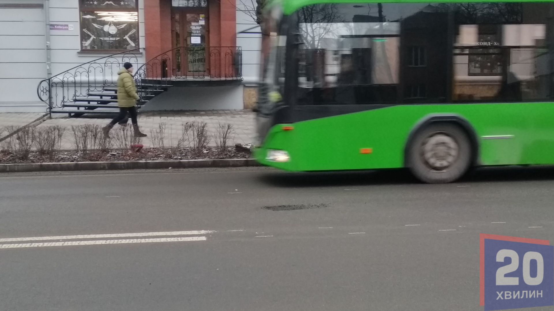 Тролейбус прямує по щойно відремонтованій великим будівництвом вулиці Києвській