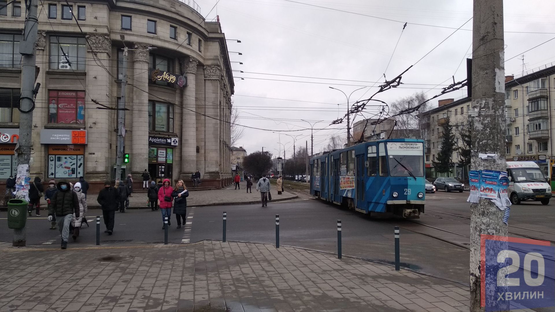 Вулиця Небесної Сотні живе звичайним життям