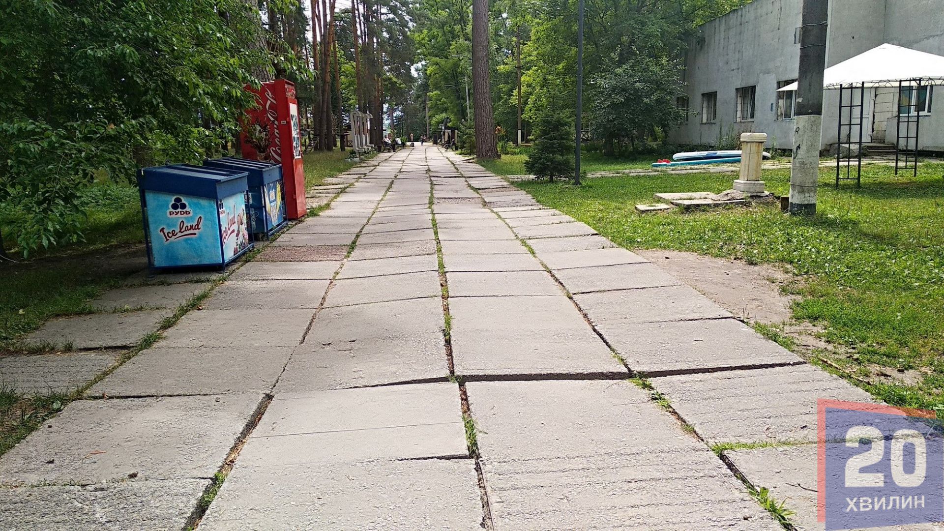 Похилені плити на доріжках, які багато років ніхто не ремонтував...