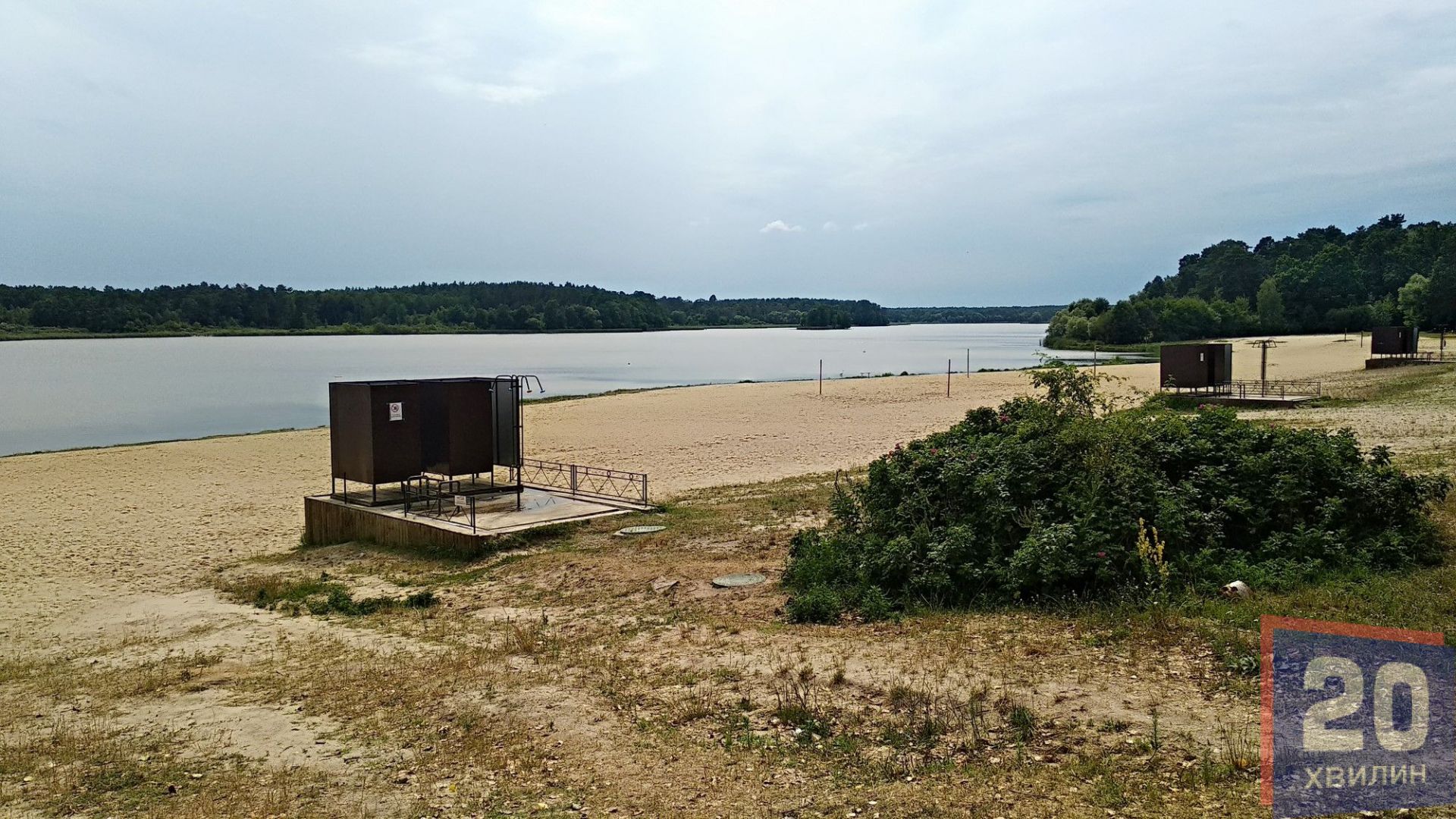 Пустуючий пляж у розпал робочого тижня.