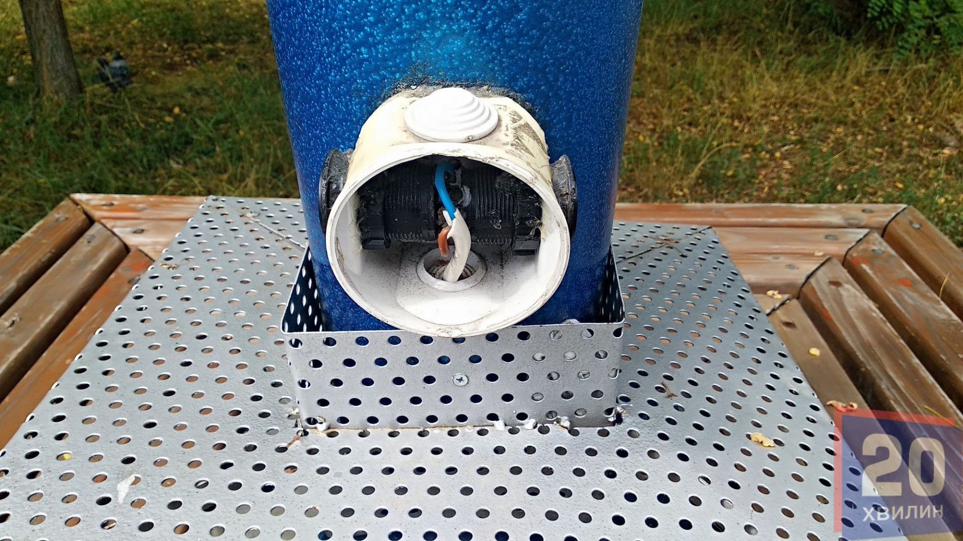 Зламані штекери зарядних пристроїв у сонячних металевих деревах.