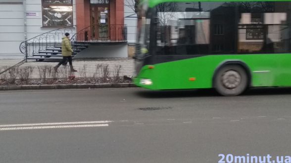 Тролейбус прямує по щойно відремонтованій великим будівництвом вулиці Києвській