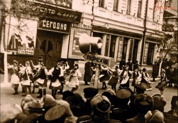 Біля другого Державного кінотеатру ім. ВЛКСМ на вулиці Міськради (Михайлівська). Очевидно на афіші фільм «Пісні рідної сторони», тоді це 1953 рік