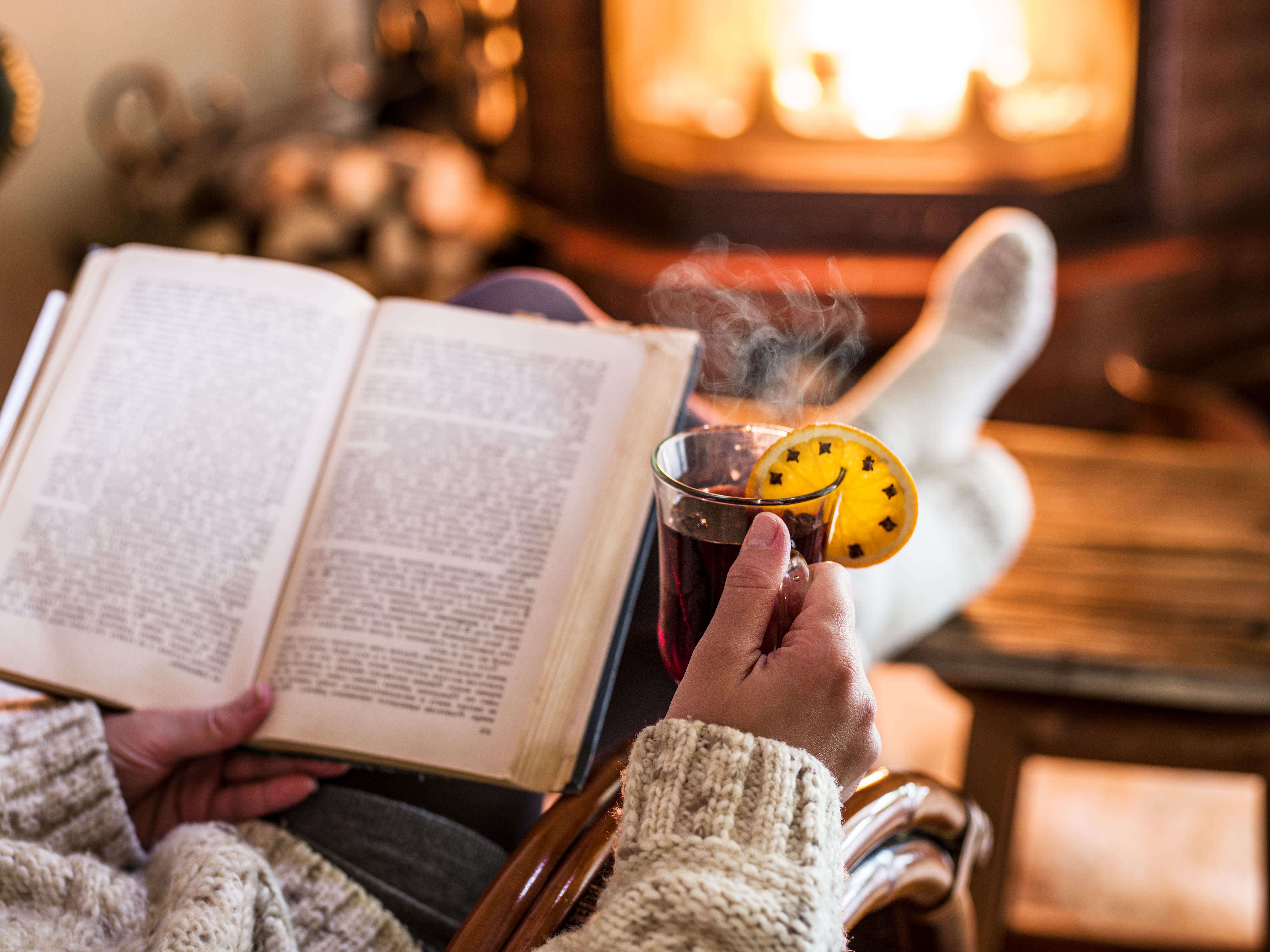 Прочитать зимний вечер. Чтение книг. Чтение зимой. Уютное чтение. Уютный вечер у камина с книгой.