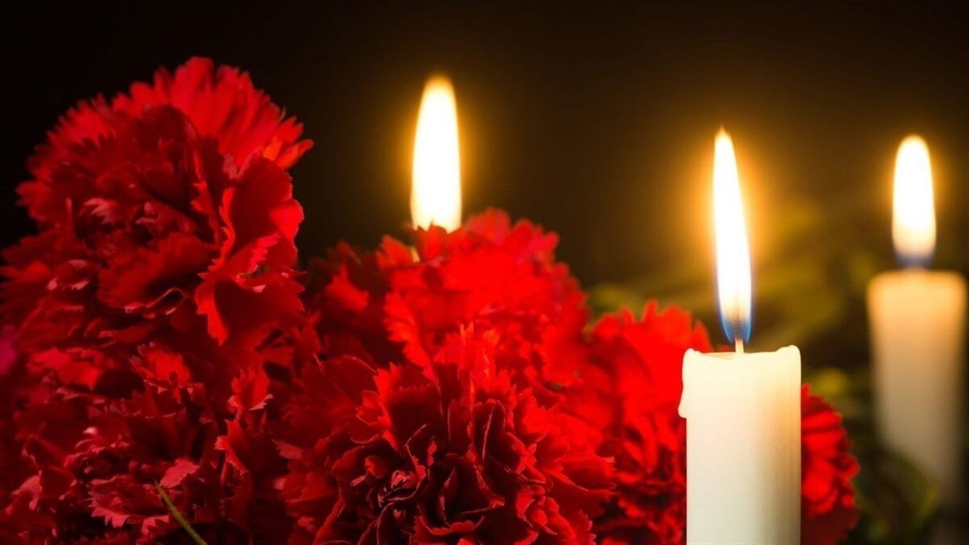 Траур это простыми словами. Траурная свеча. Траурные свечи и цветы. Свеча памяти. Гвоздики траур.