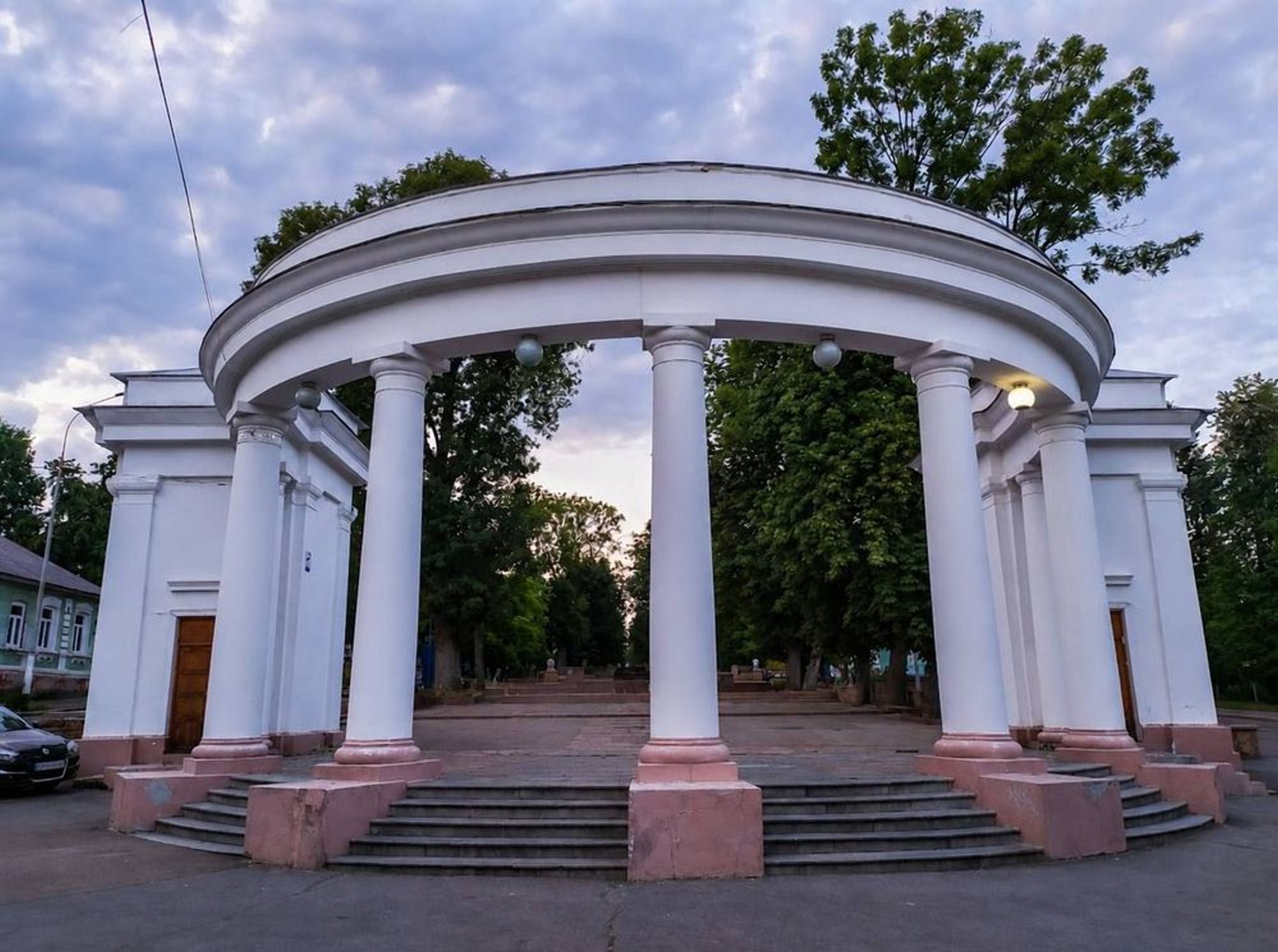 У Шодуарівському парку оновлять вхідну колонаду, збудовану у 1938-му році