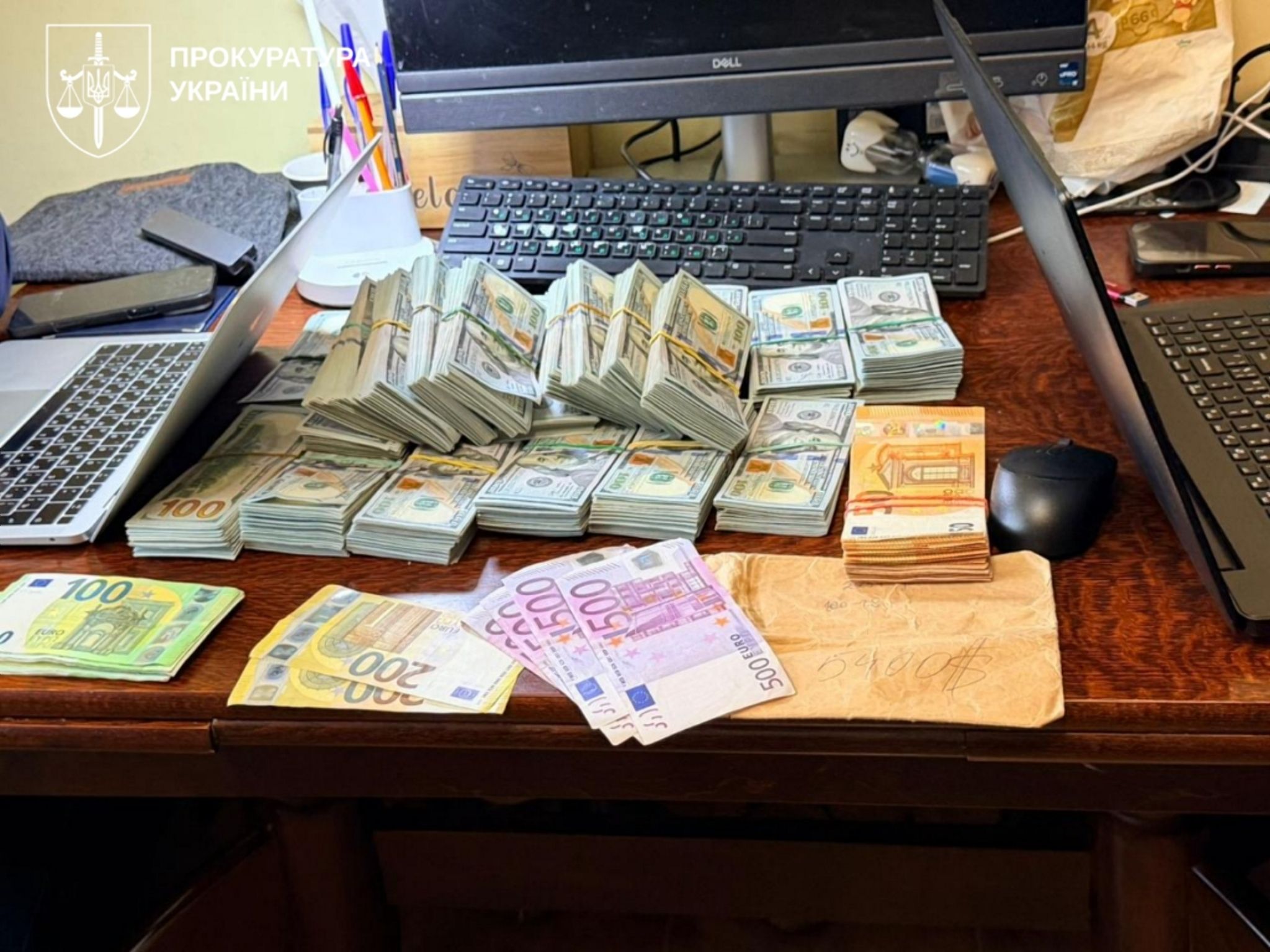 Під час обшуків у топ посадовців Нацполіції вилучено елітні авто, годинники, зброю та понад 22,6 млн грн
