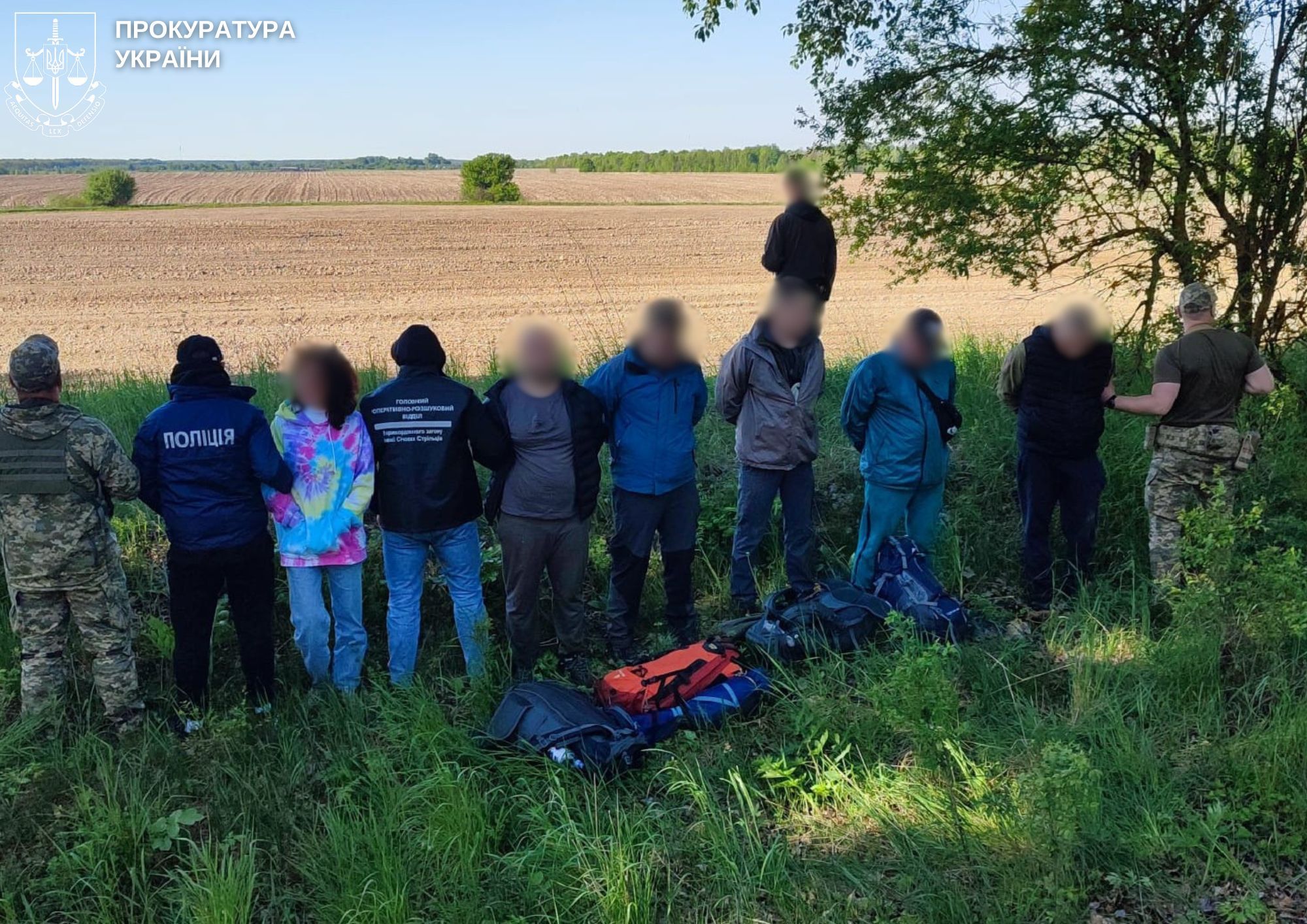 Схеми незаконного виїзду чоловіків призовного віку викрили на Житомирщині: трьом особам повідомлено про підозру