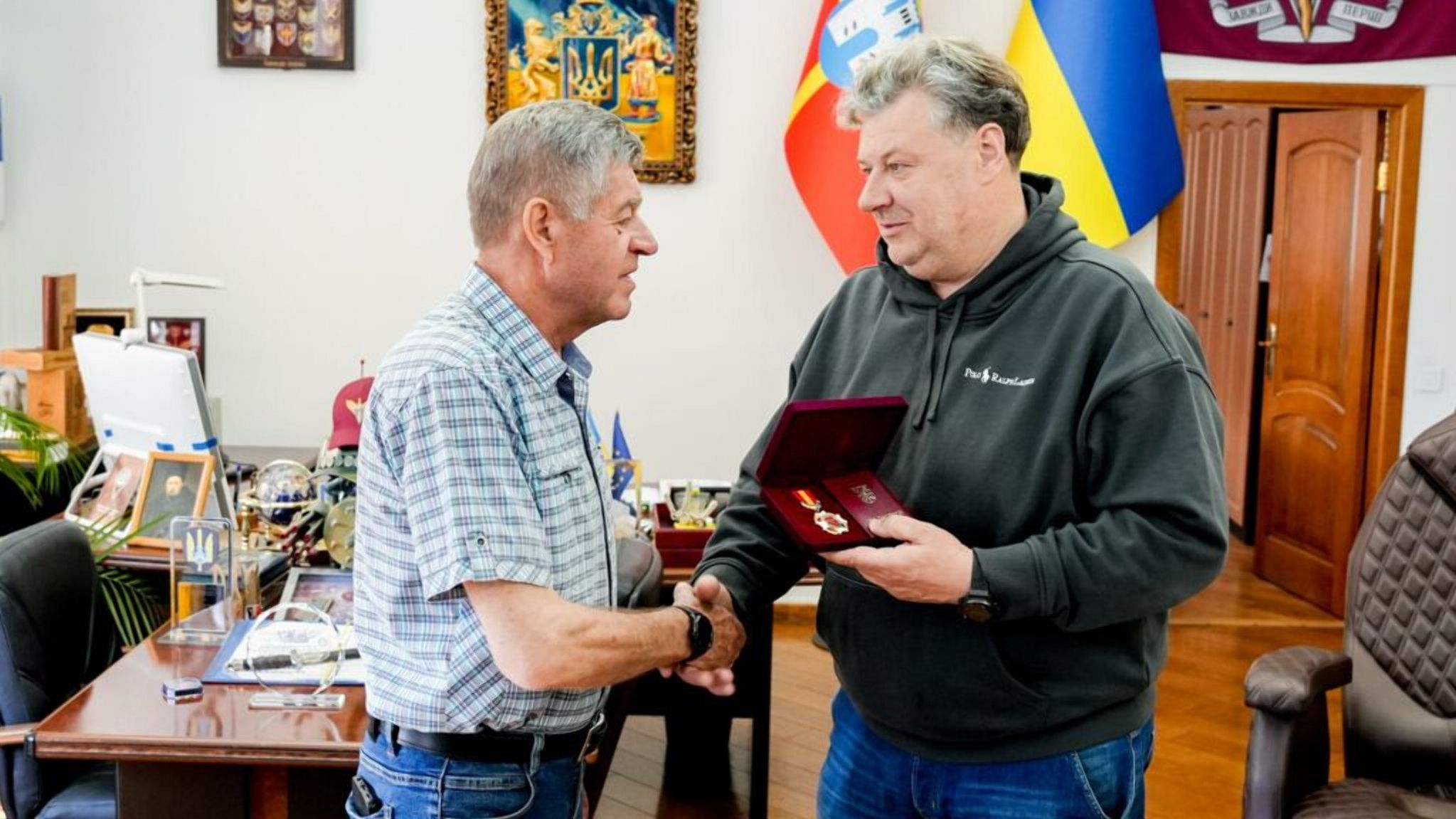 Віталій Бунечко вручив орден «За заслуги перед Житомирщиною» Миколі Галичу