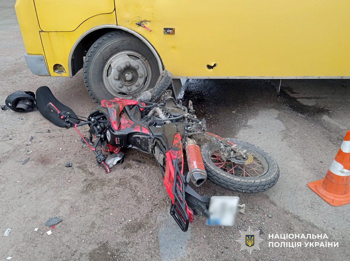 У Черняхівській громаді автобус зіткнувся з мотоциклом: травмовано мотоцикліста