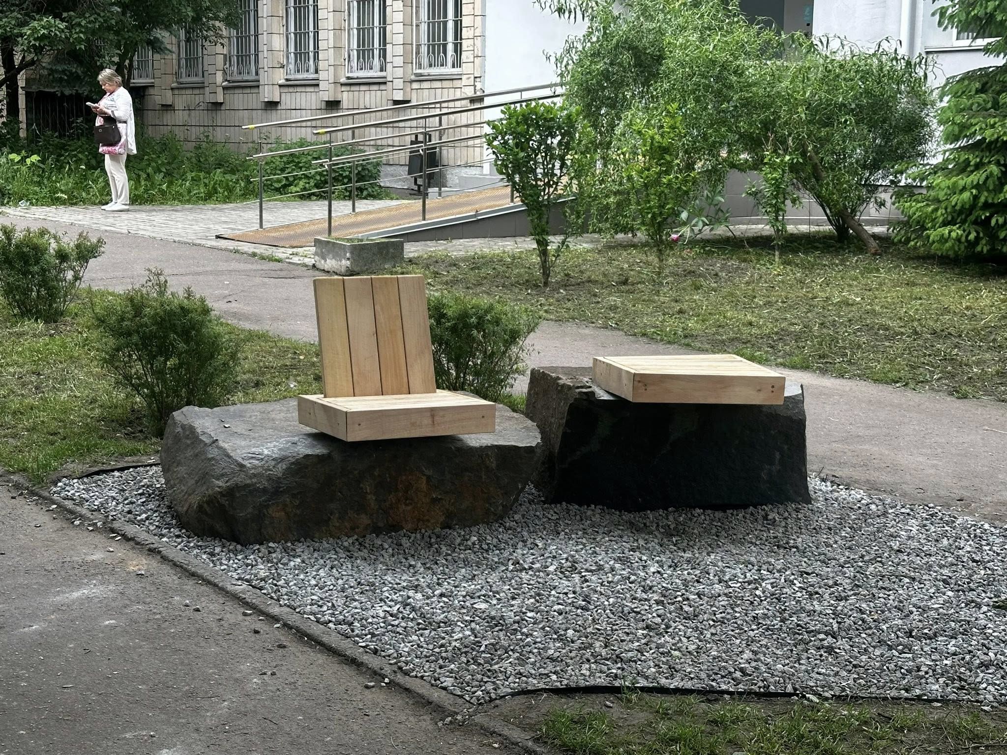 Новий невеличкий громадський простір облаштувіали на Перемоги, 54