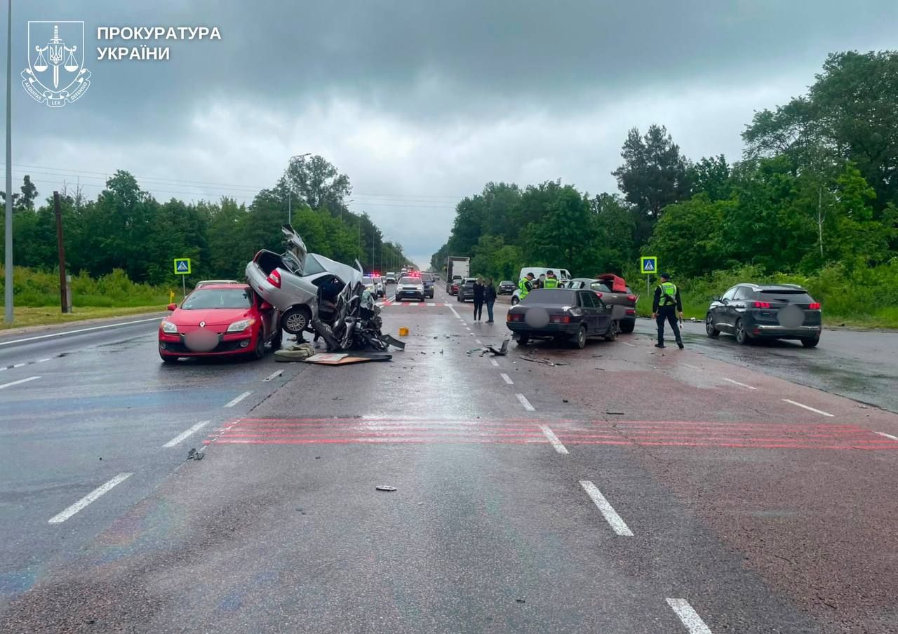 Водію, який спричинив ДТП за участю 4 автомобілів із загиблим та потерпілими біля смт Гуйва, оголошено підозру