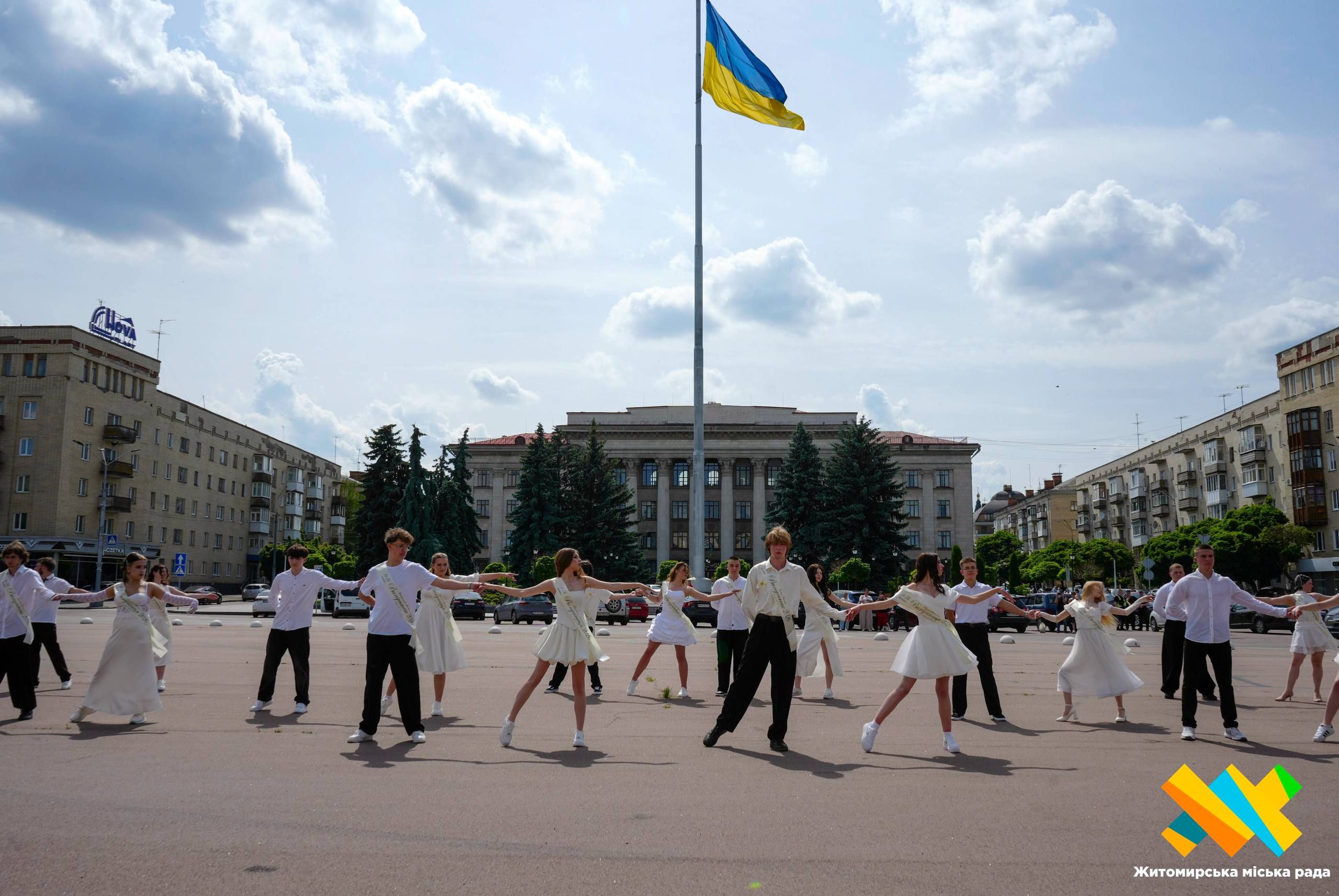 Випускники одного з ліцеїв Житомира танцювали свій випускний вальс на Соборному майдані