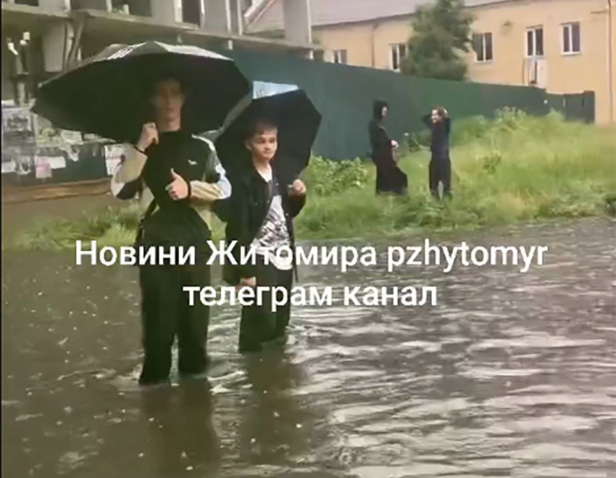 Після зливи — під воду: на Покровській у Житомирі застряг тролейбус, рух транспорту ускладнений. ВІДЕО