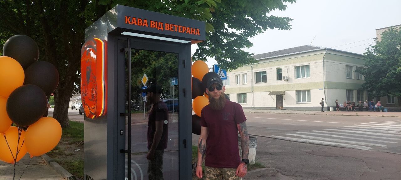 У Хорошеві запрацювала цілодобова кав’ярня самообслуговування: ветеранський стартап підполковника ДШВ Петра Опанасюка