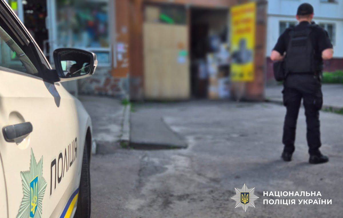 На проспекті Миру у Житомирі поліція затримала чоловіка, який погрожував застосувати гранату
