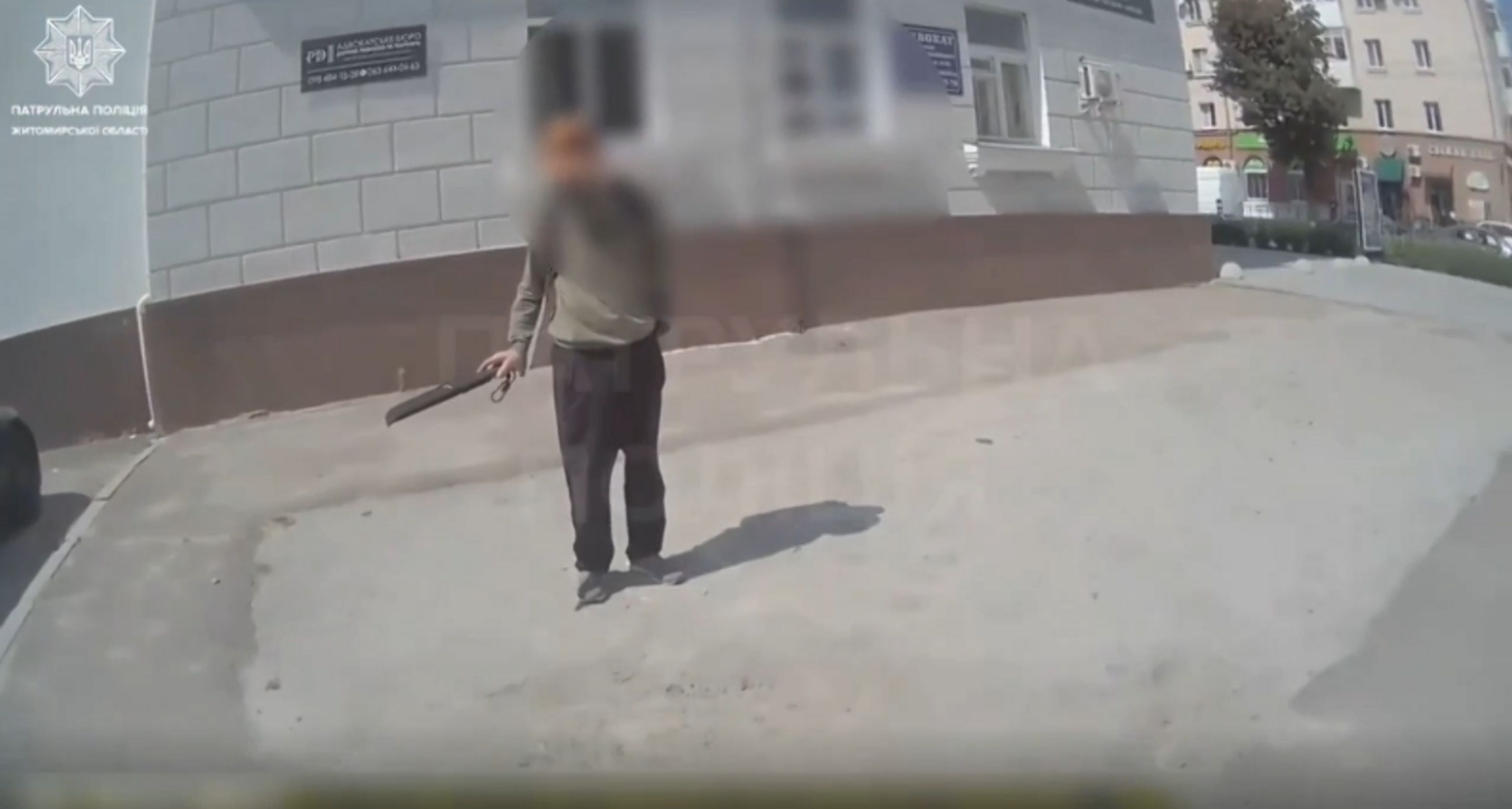 У Житомирі патрульні затримали чоловіка, який погрожував перехожим ножем