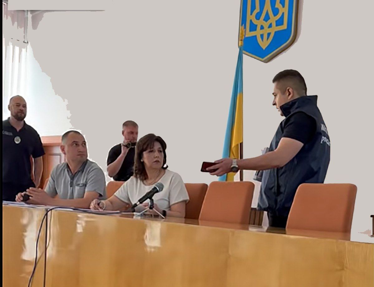 Голові Черняхівської селищної ради під час сесії оголошено про підозру