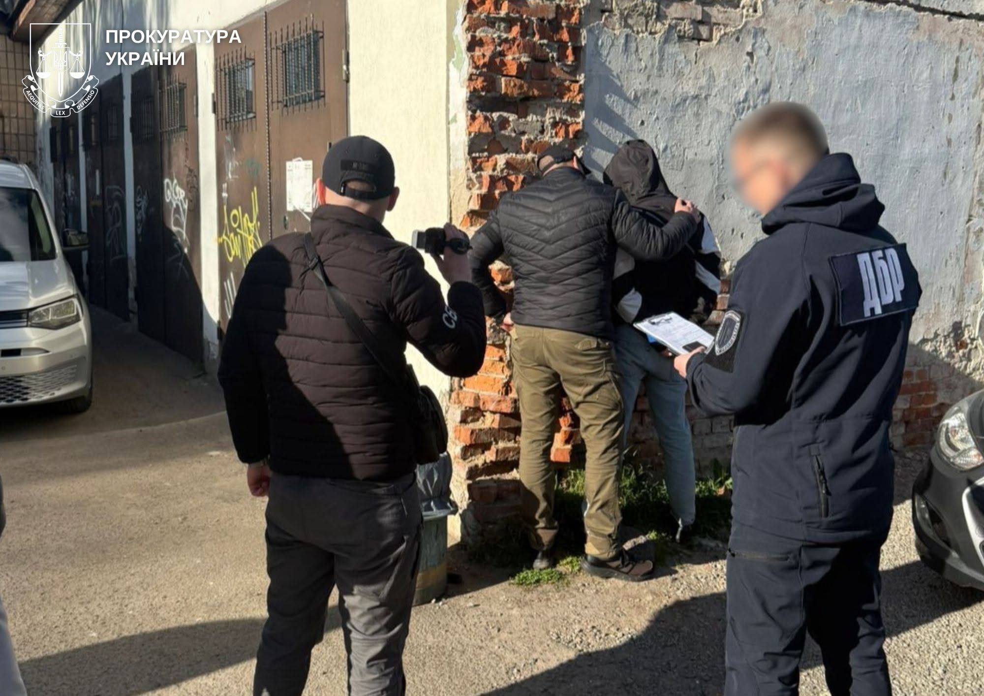 Прокурори скерували до суду справу стосовно працівника служби судової охорони, який збував та зберігав канабіс