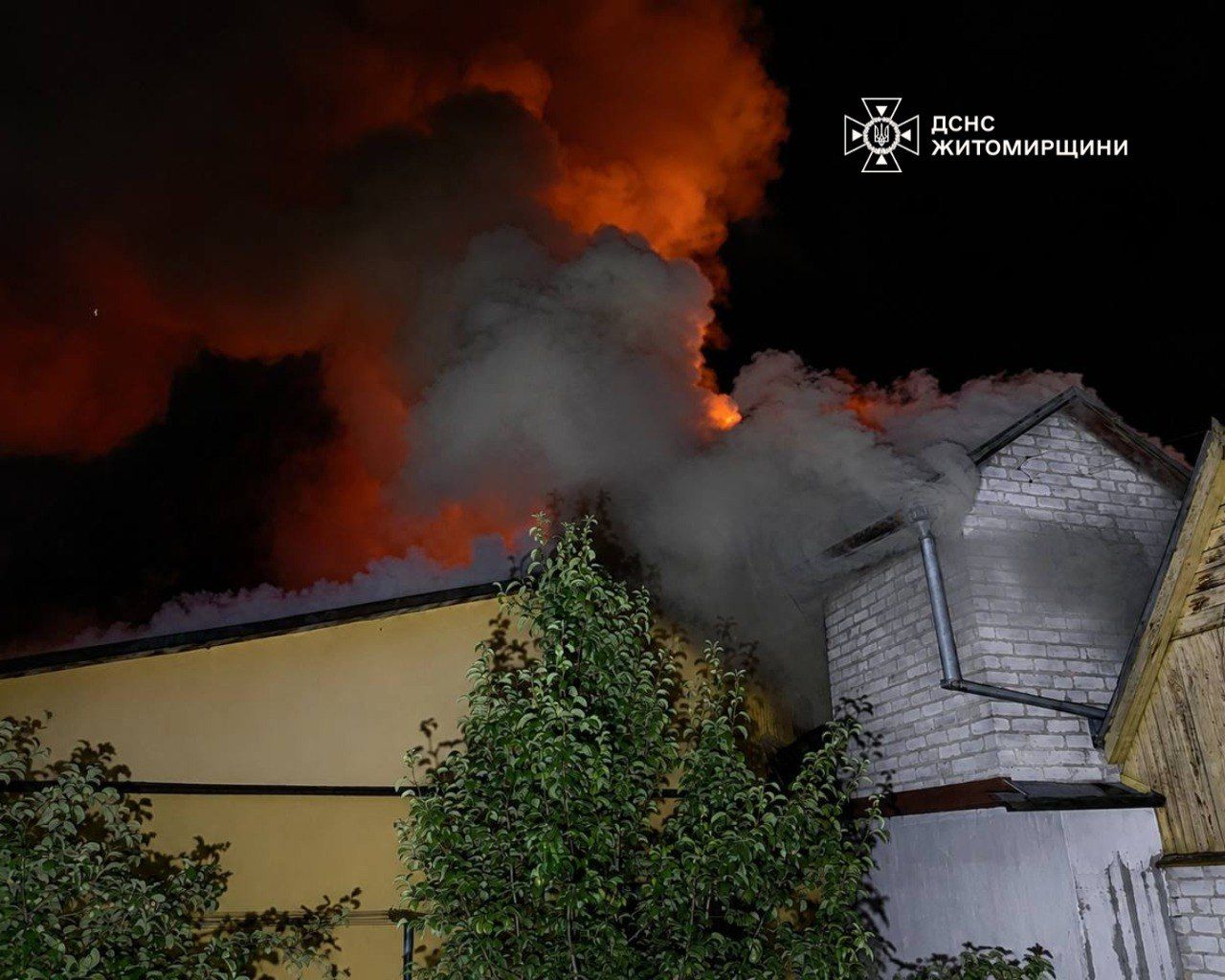 Вночі у Житомирі рятувальники ліквідували займання покрівлі житлового будинку