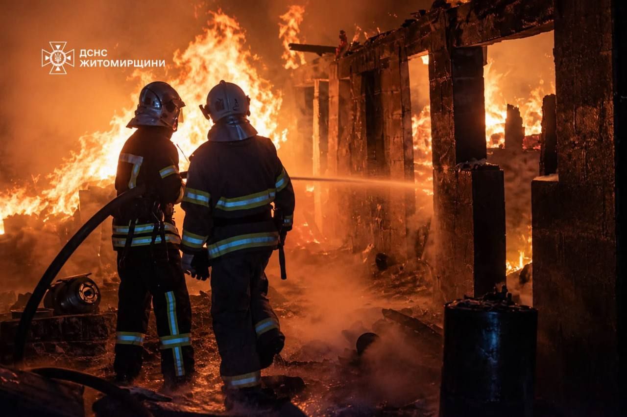 У селі неподалік Житомира 10  над ліквідацією пожежі у приватному домоволодінні, яка виникла через вибух газоповітряної суміші