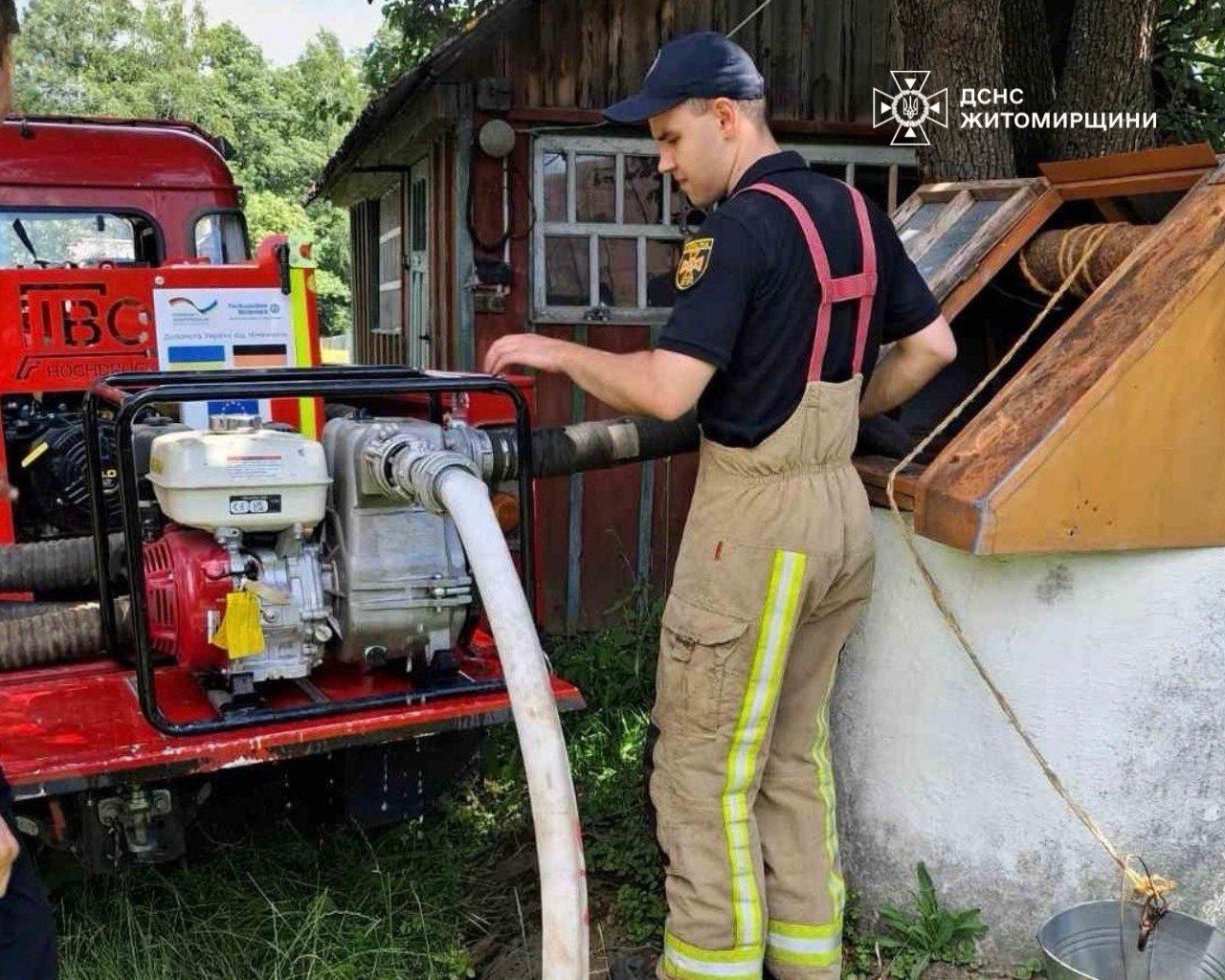 Рятувальники на Коростенщині відкачали воду з десятка криниць, забруднених після підтоплення
