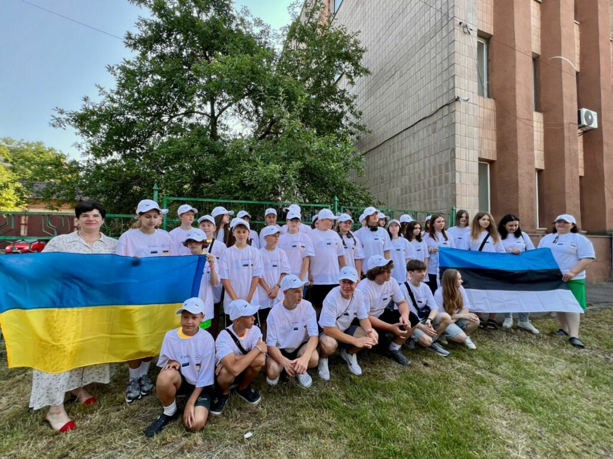 Діти з Житомирщини, чиї домівки постраждали від обстрілів, вирушили на оздоровлення до Естонії