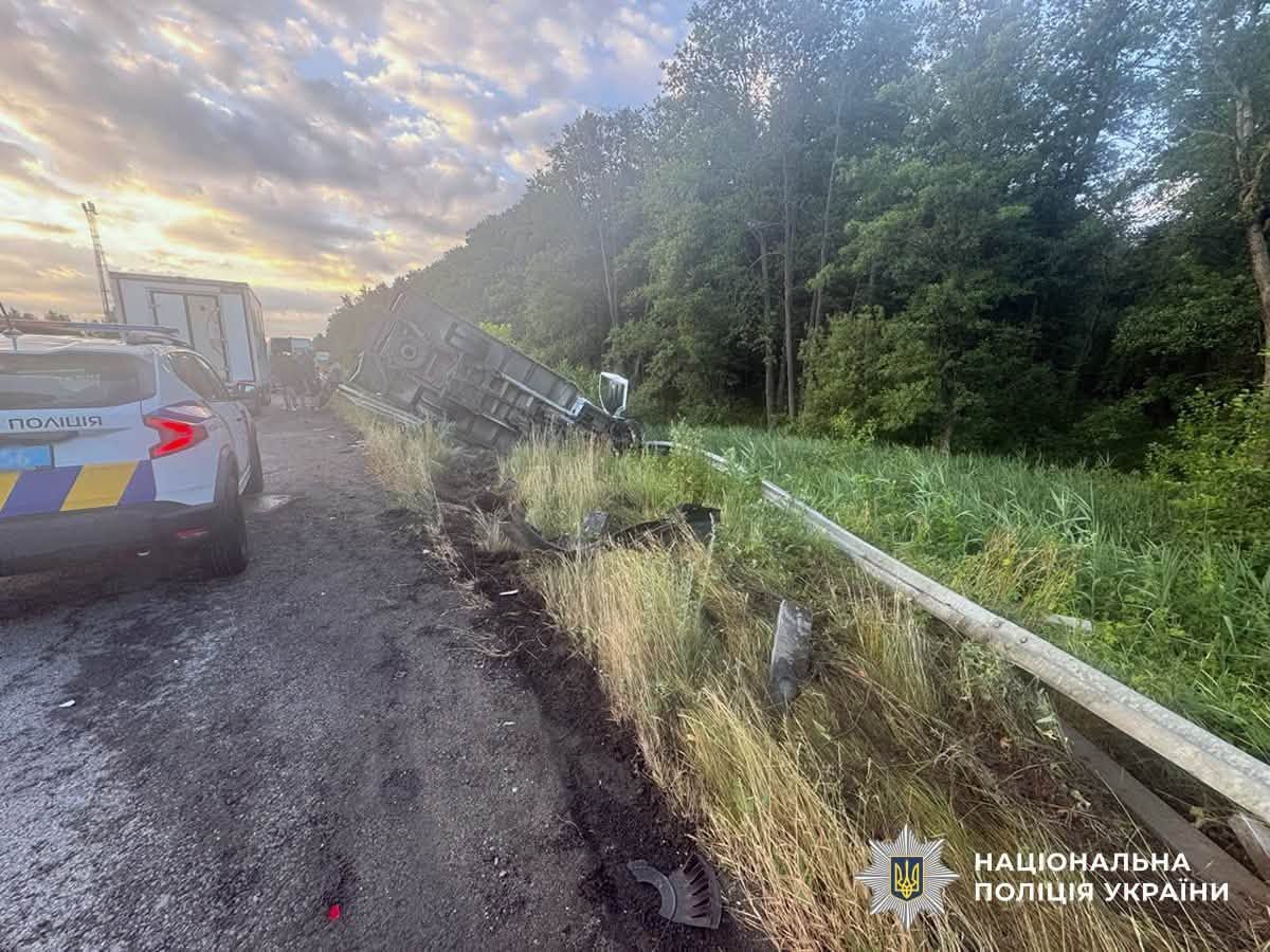 На Житомирщині зіткнулися мікроавтобус і вантажівка: двоє пасажирів отримали травми