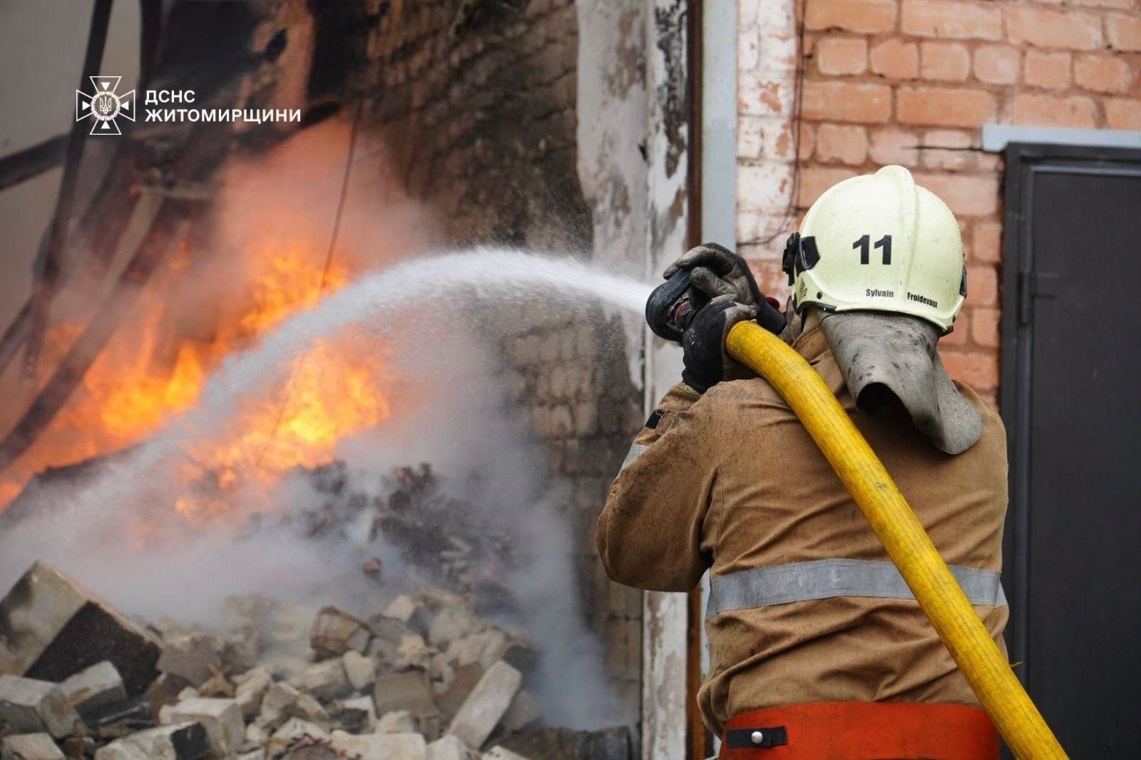 Рятувальники ліквідували масштабну пожежу на даху будівлі благодійного фонду в Житомирі
