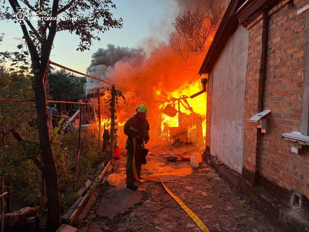 У Житомирі рятувальники горіло приватне домоволодіння
