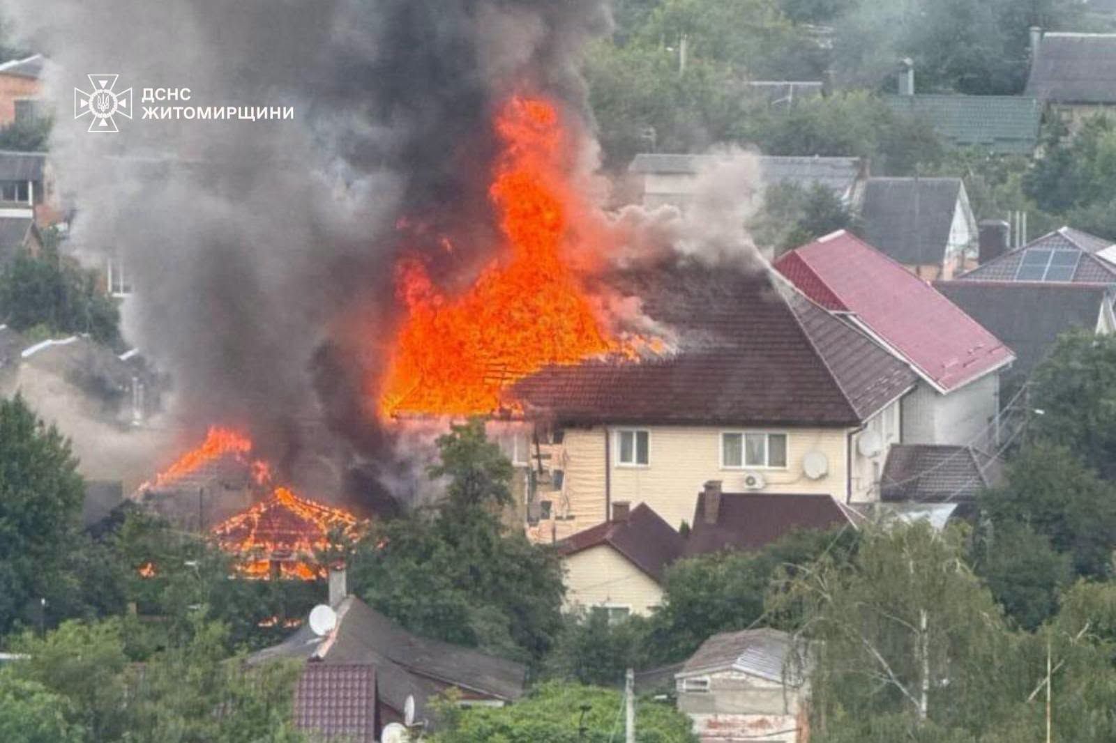 У Житомирі горів приватний двоповерховий будинок