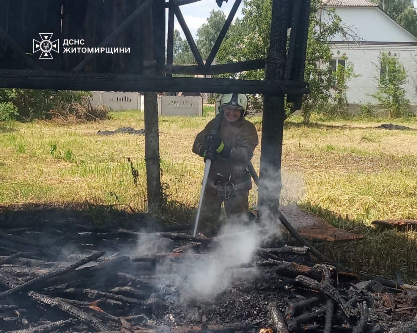 62-річна жінка отримала опіки, намагаючись загасити палаючу суху траву