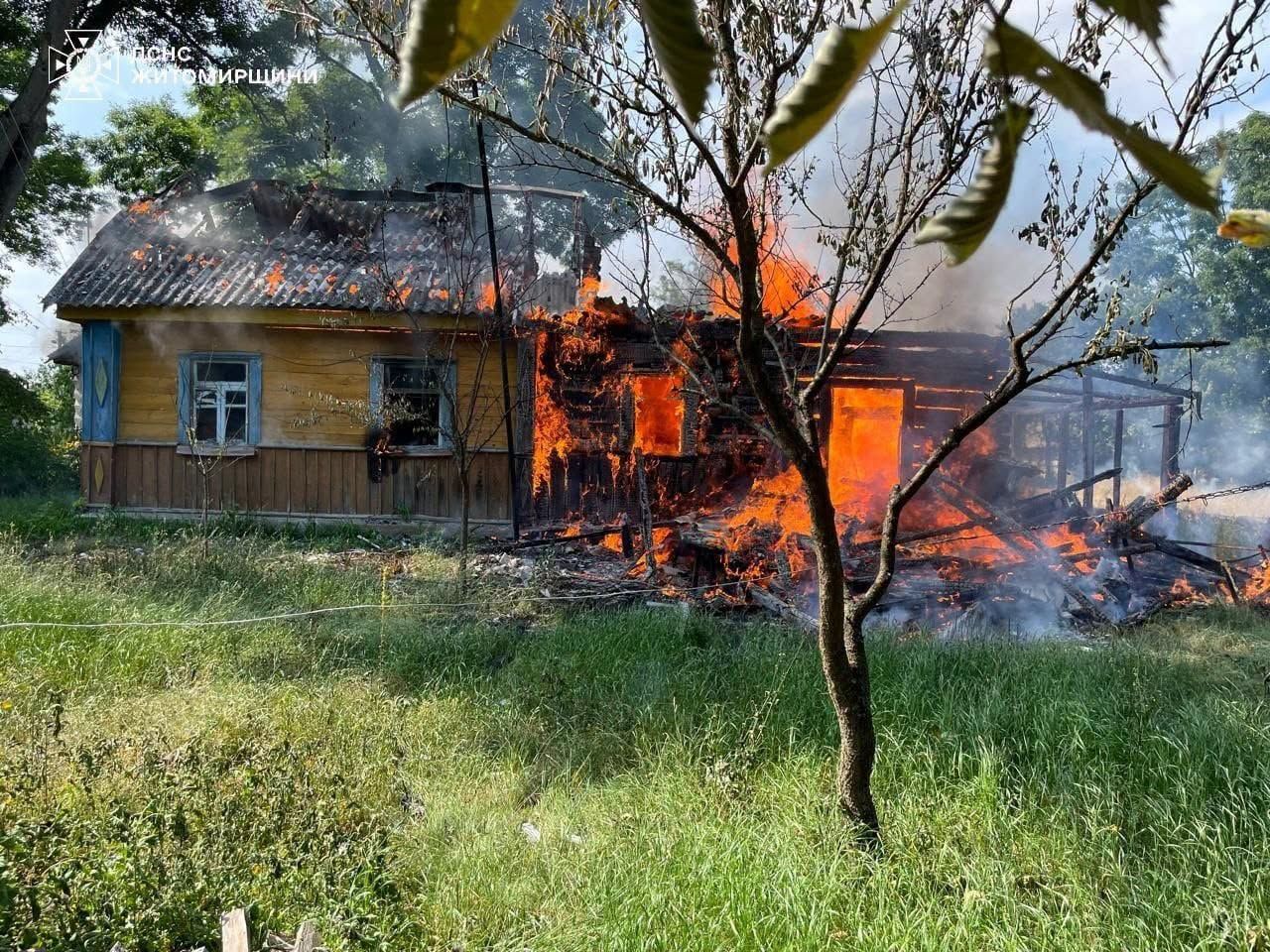На Коростенщині під час гасіння пожежі в житловому будинку рятувальники виявили тіло людини