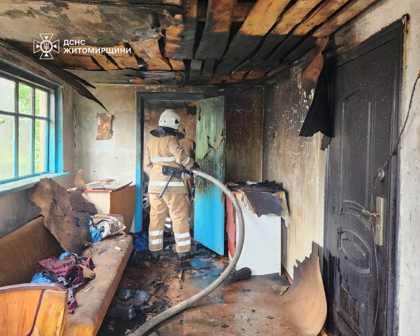 Рятувальники не дали вогню знищити приватний будинок у Чуднові