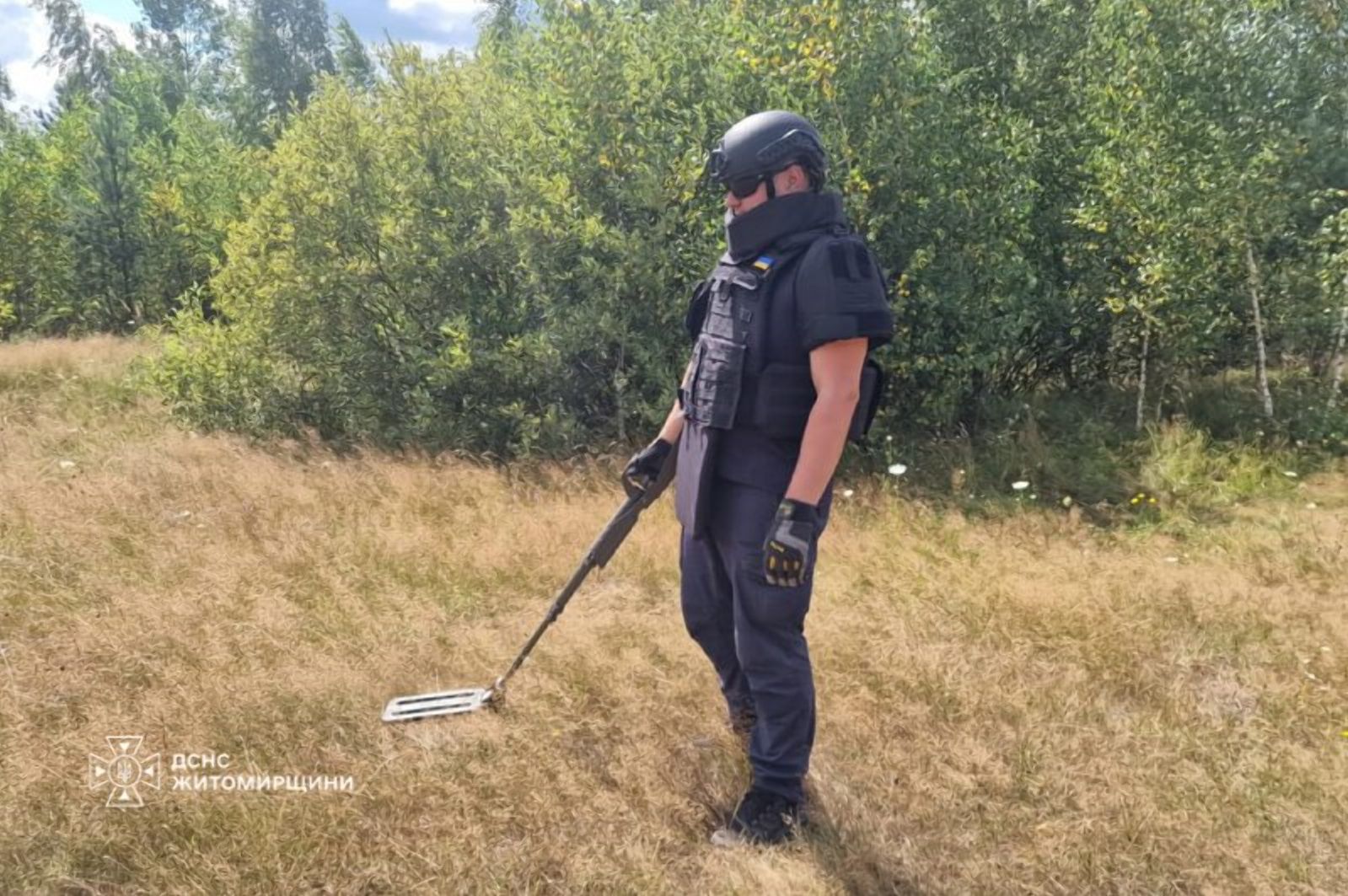 Піротехніки ДСНС Житомирщини знищили вибухонебезпечний який виявив чоловік, відпочиваючи біля водойми у Бердичеві