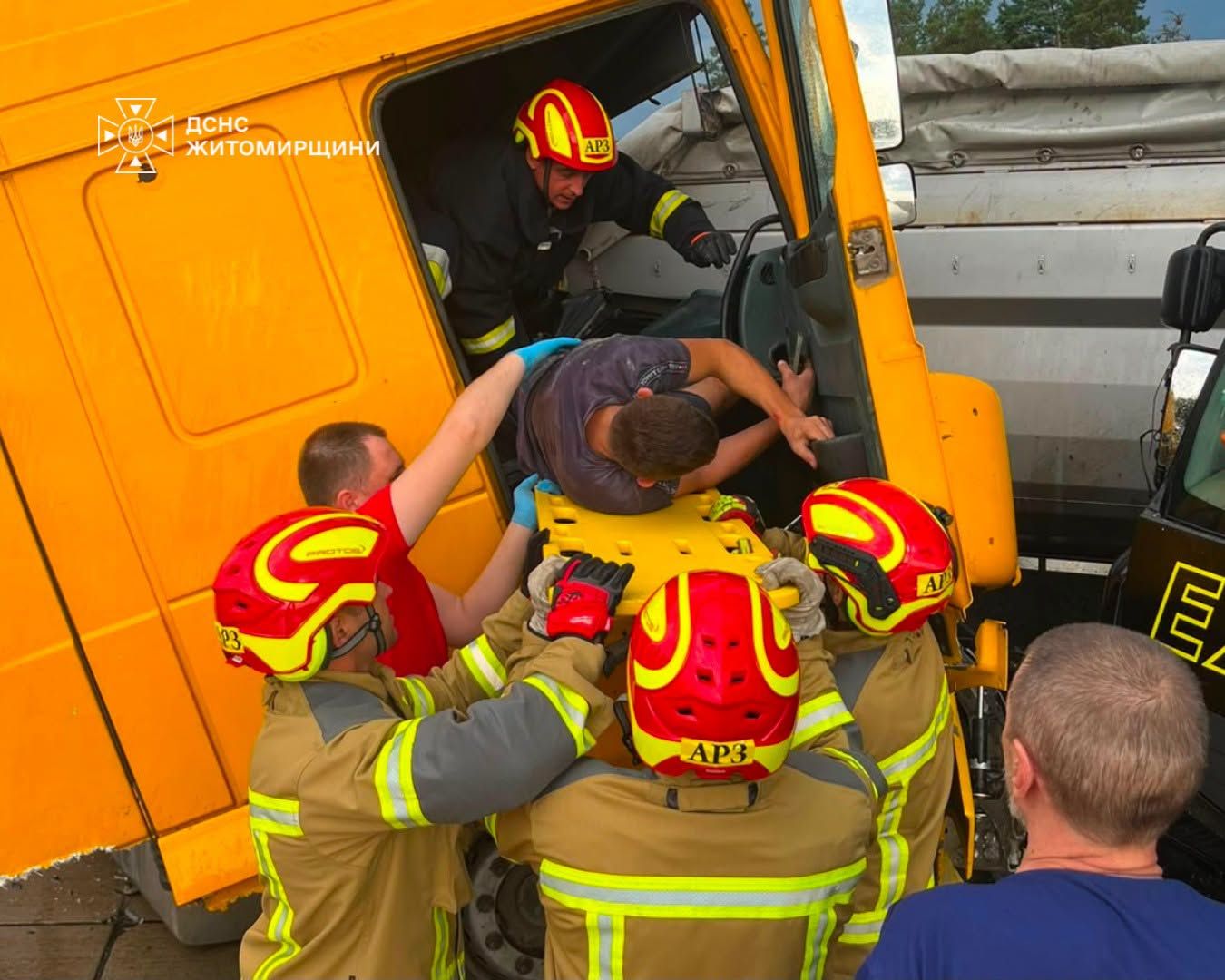 У ДТП біля Оліївки зіткнулися дві вантажівки: рятувальники деблокували одного з водіїв