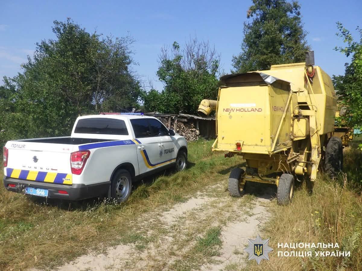 На Звягельщині керманичі комбайна і мотоцикла намагалися дати хабаря поліцейським для уникнення відповідальності за порушення ПДР