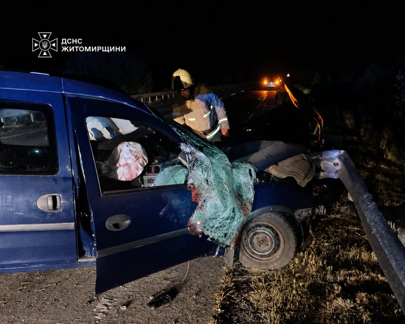 ДТП на Коростенщині: двоє загиблих, рятувальники деблокували тіло водія з понівеченого легковика