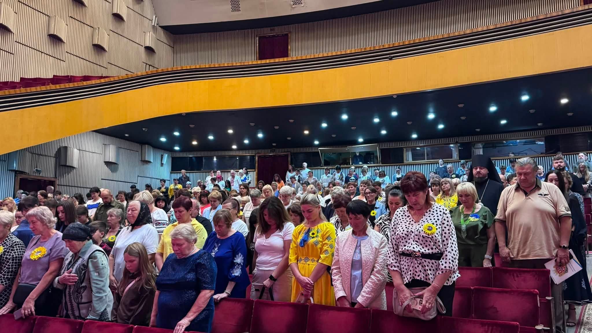 У театрі Кочерги відбувся меморіальний захід, присвячений пам’яті загиблих захисників і захисниць України