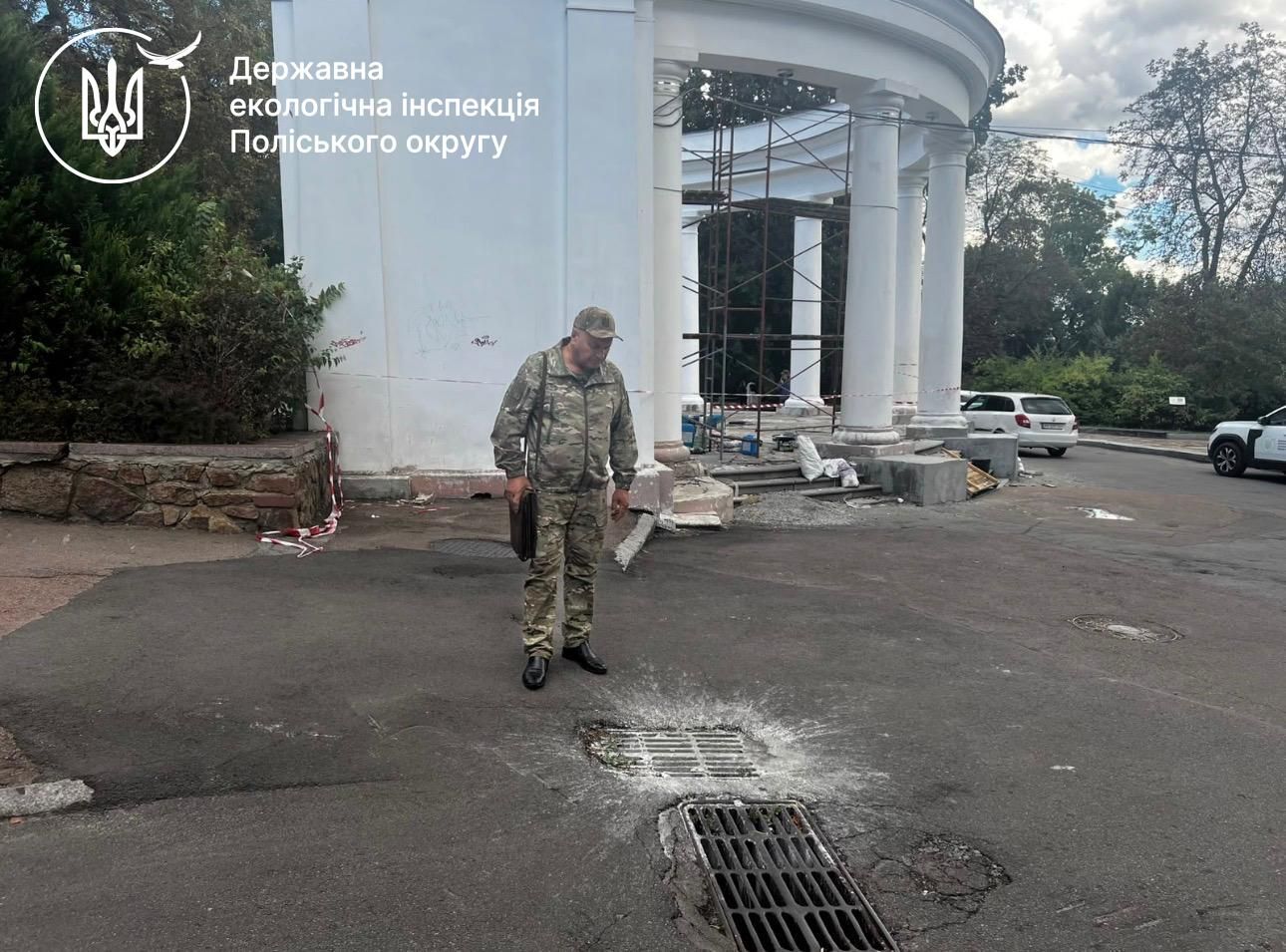 Чоловіка, який злив залишки фарби у дощову каналізацію під час ремонту арки у Шодуарівському парку, покарали екологи