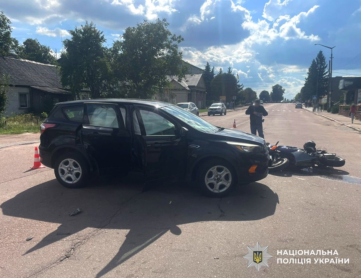 У Хорошеві зіштовхнулися кросовер і мотоцикл: загинув водій двоколісника