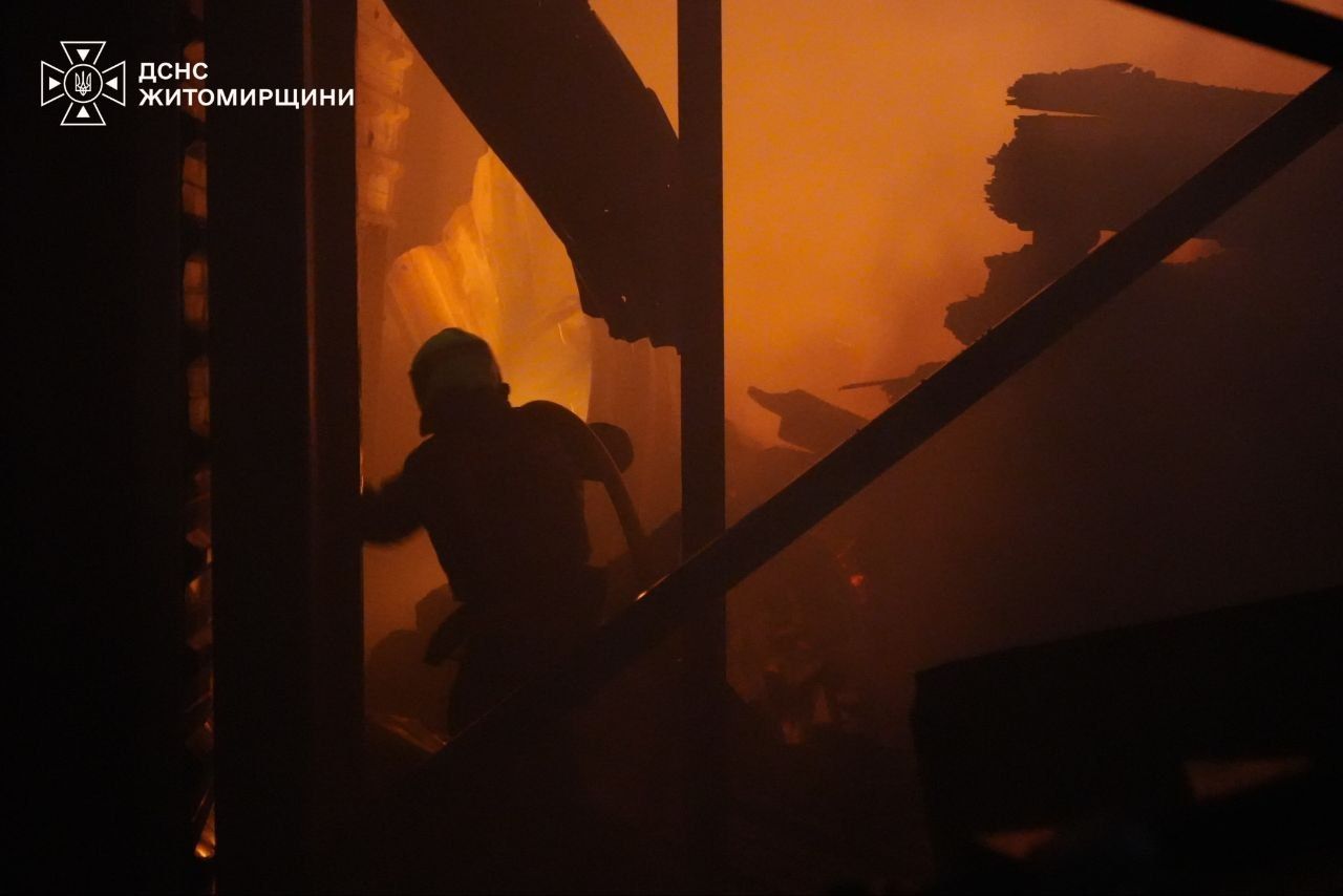 56 чоловік особового складу та 17 одиниць техніки - рятувальники показали, як ліквідовували пожежі після російських обстрілів у Коростенському районі