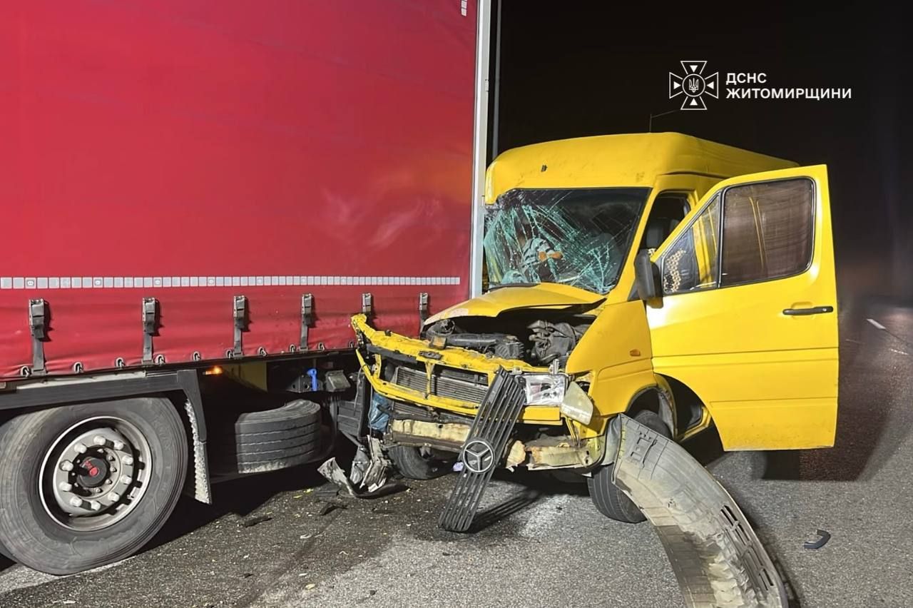 Поблизу Сінгурів зітовхнулися вантажівка і мікроавтобус: пасажирку деблокували рятувальники