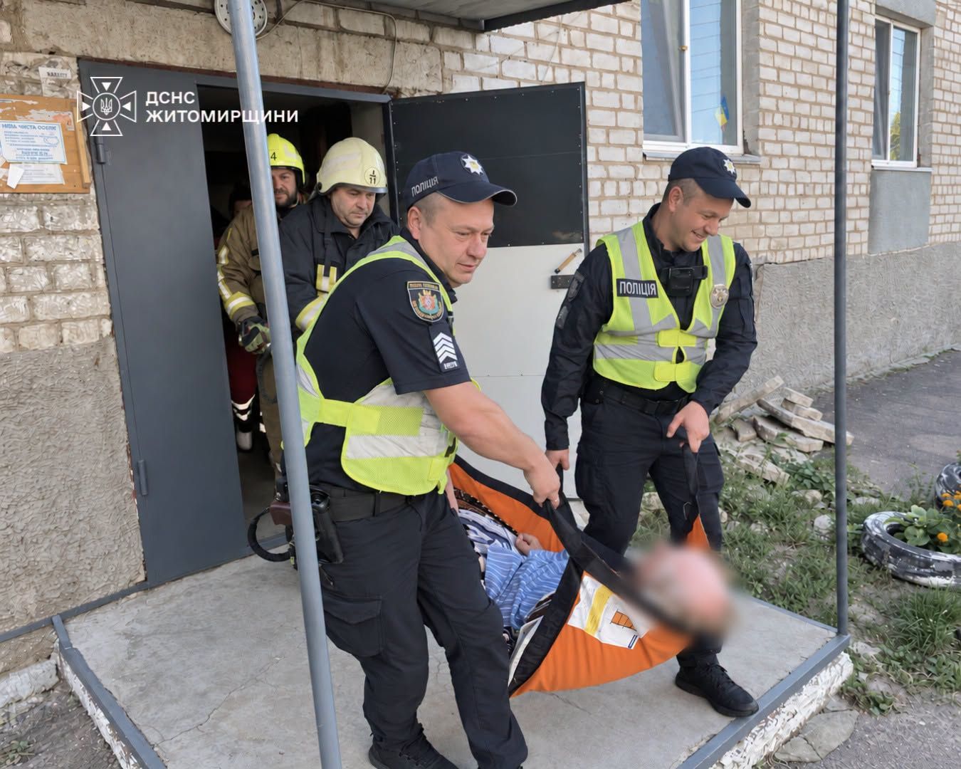 У Бердичеві фахівці ДСНС долучилися до аварійного відкриття дверей задля порятунку хворого чоловіка