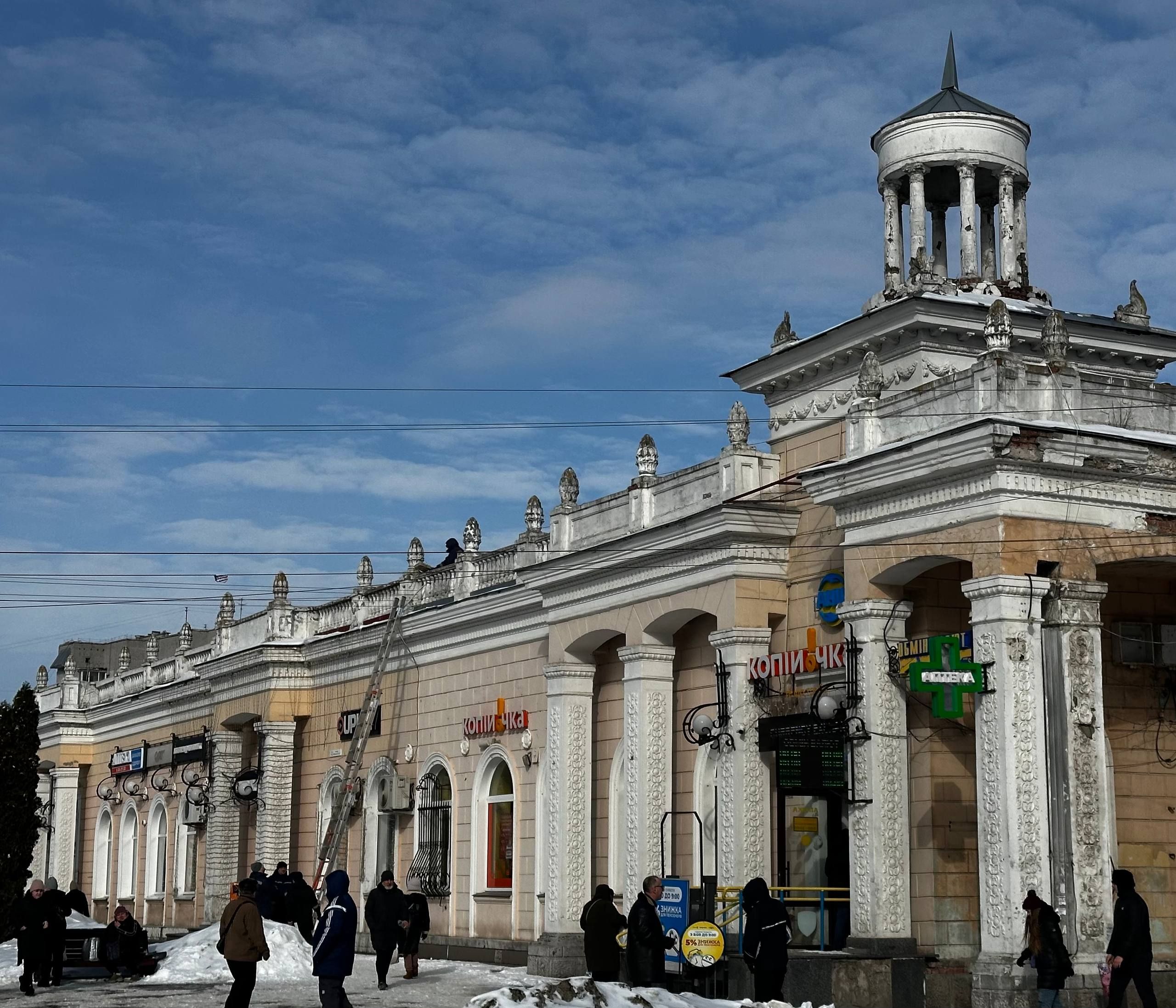 Впритул до головного фасаду на Житньому ринку почали зводити точку для продажу вуличної їжі
