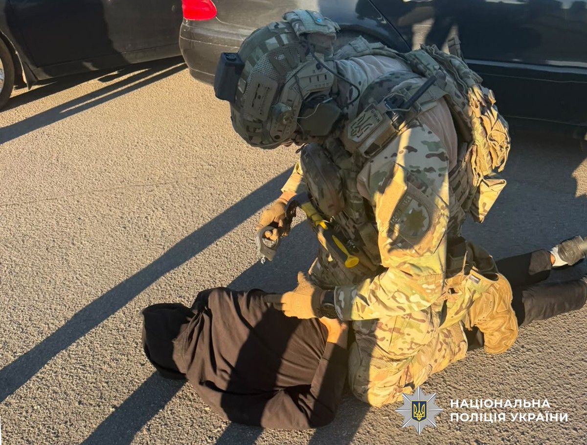 Вигаданий борг та погрози розправою: на Житомирщині поліцейські затримали підозрюваних у вимаганні