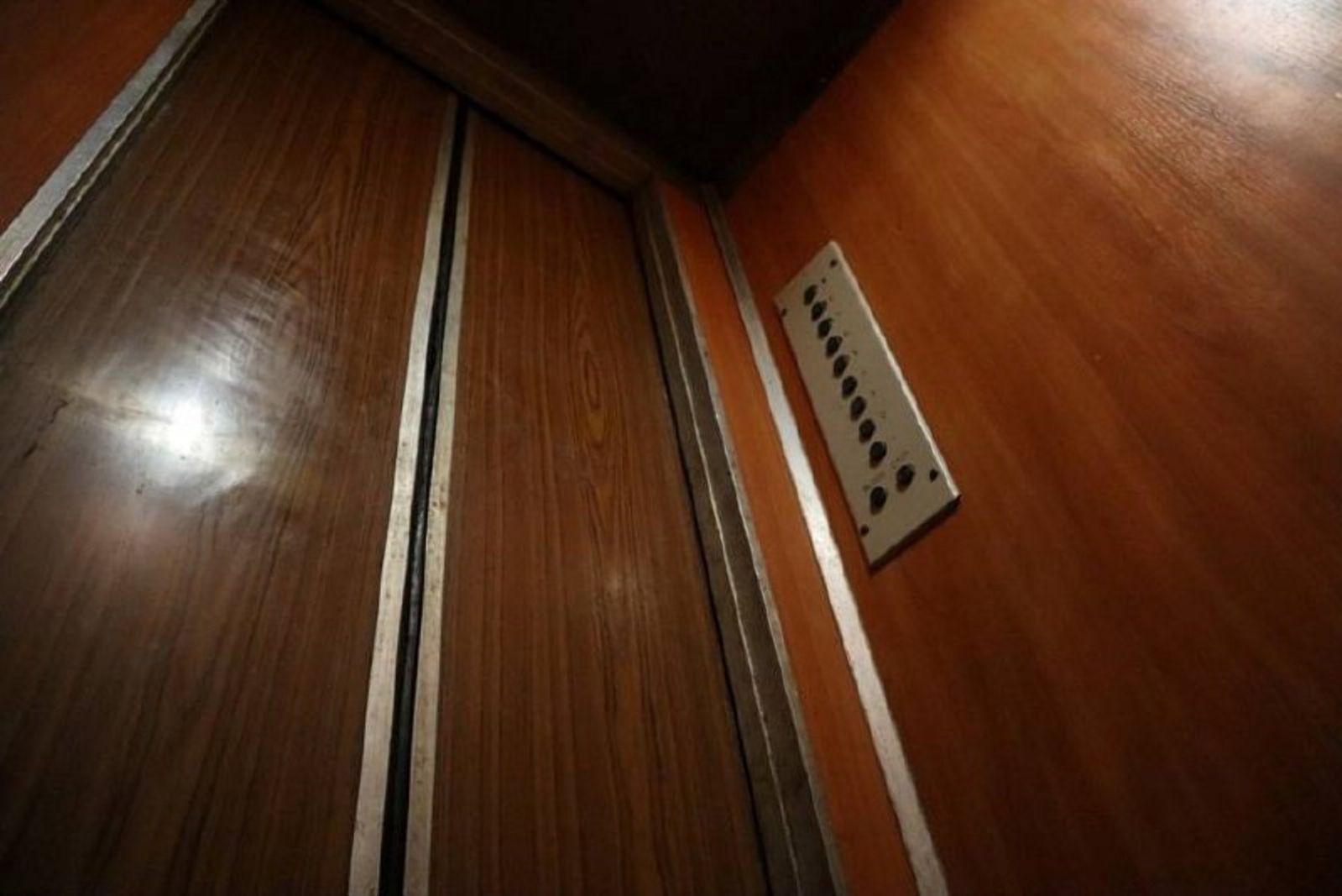 У Житомирі скаржаться на відключення світла не за графіком: люди бояться застрягти в ліфтах