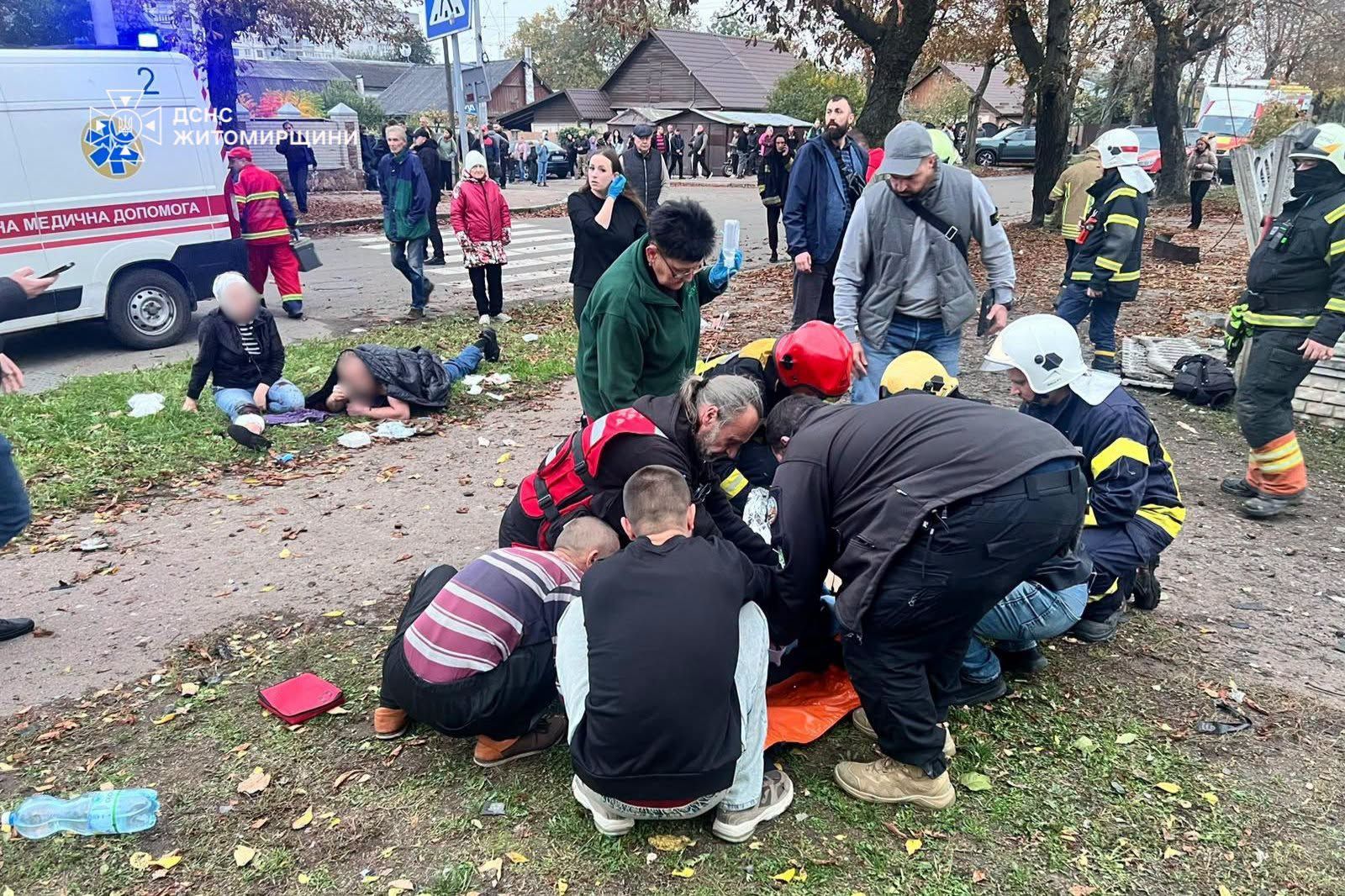 Рятувальники показали наслідки російського обстрілу Житомира, в якому постраждали 8 людей