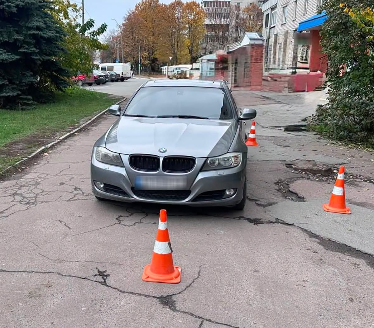У Звягелі автомобіль, що їхав заднім ходом, травмував пішохідку